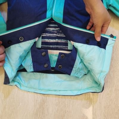 Children's skiing suits, waterproofing, waterproofing, waterproofing, heating, windproofing and snowproofing equipment for short- and medium-term jacket skiing