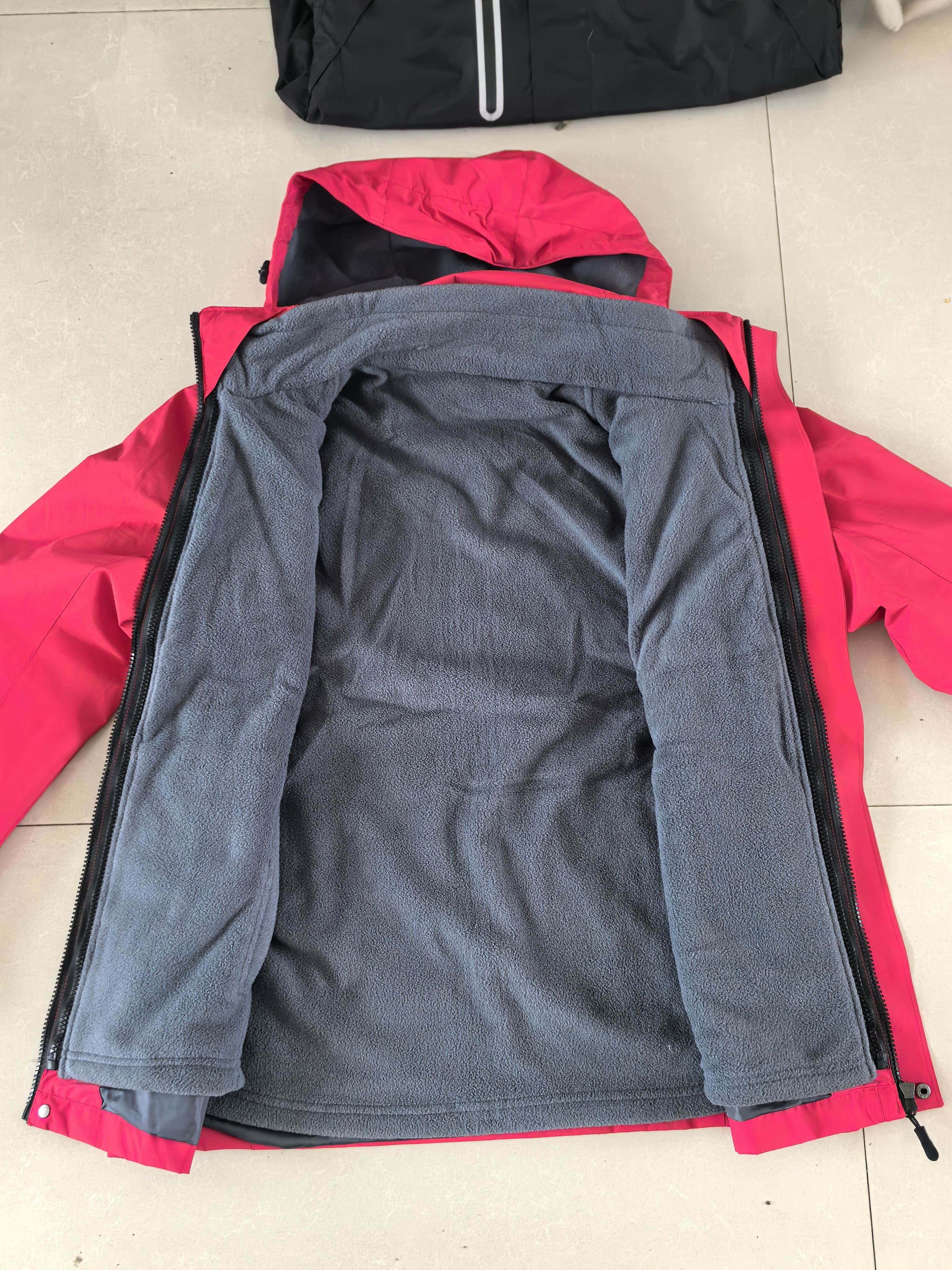 In the fall and winter, a man and a woman can take off a thick, outdoor wind and waterproof mountain coat
