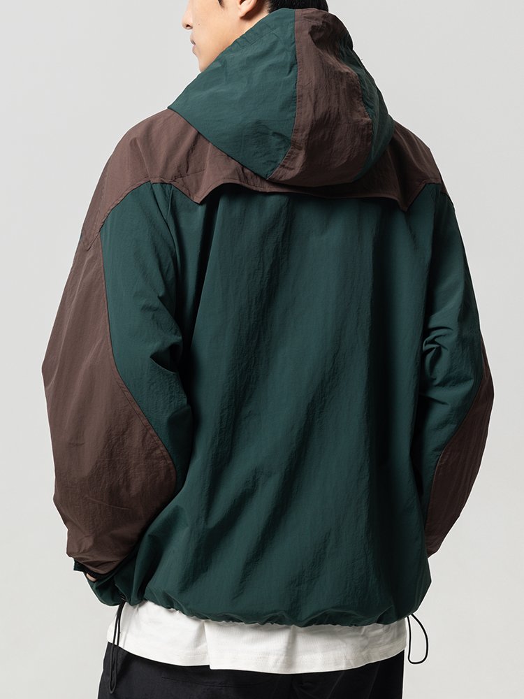 The same man and woman in the waterproof outdoors of the corrugated hood, 2024 spring couple climbed into the mountains to hide the wind