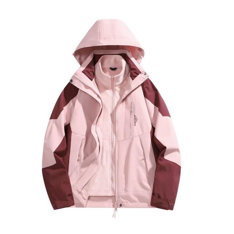 One-in-one outdoor assault suit will remove the shirt of a man who climbs the mountain, and a woman in a watery and windy suit