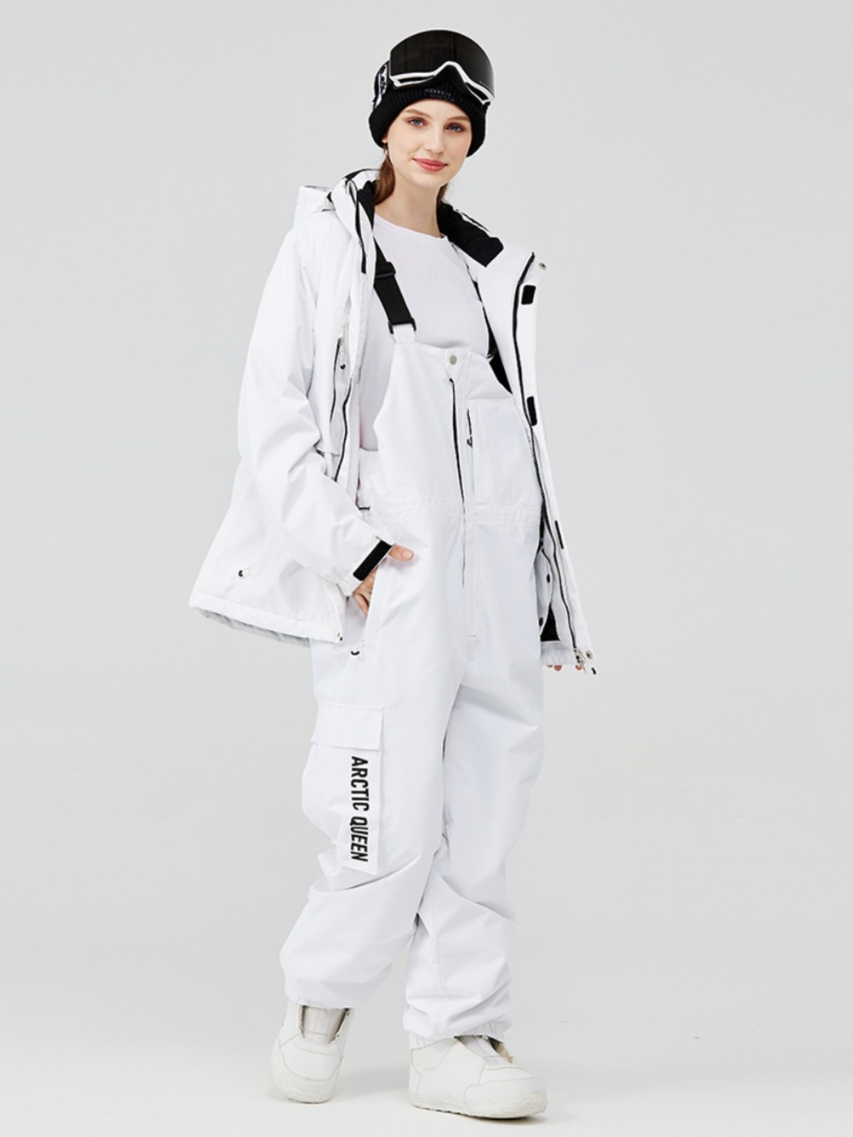 Skisuits with a large, loose-size, single-skinned, windproof and waterproof ski clothes to keep them warm