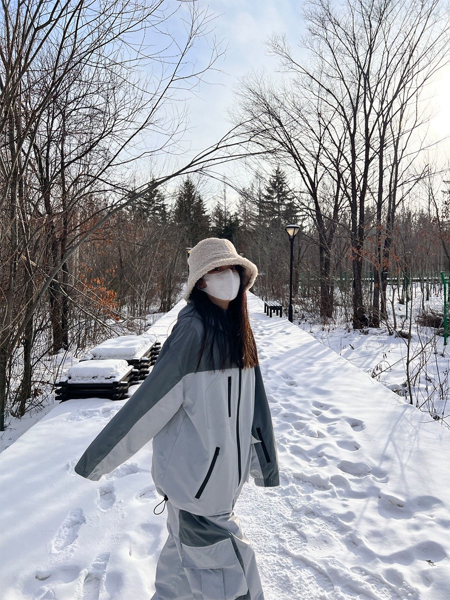 Snowgen's new skating suit for men and women. Nice suit