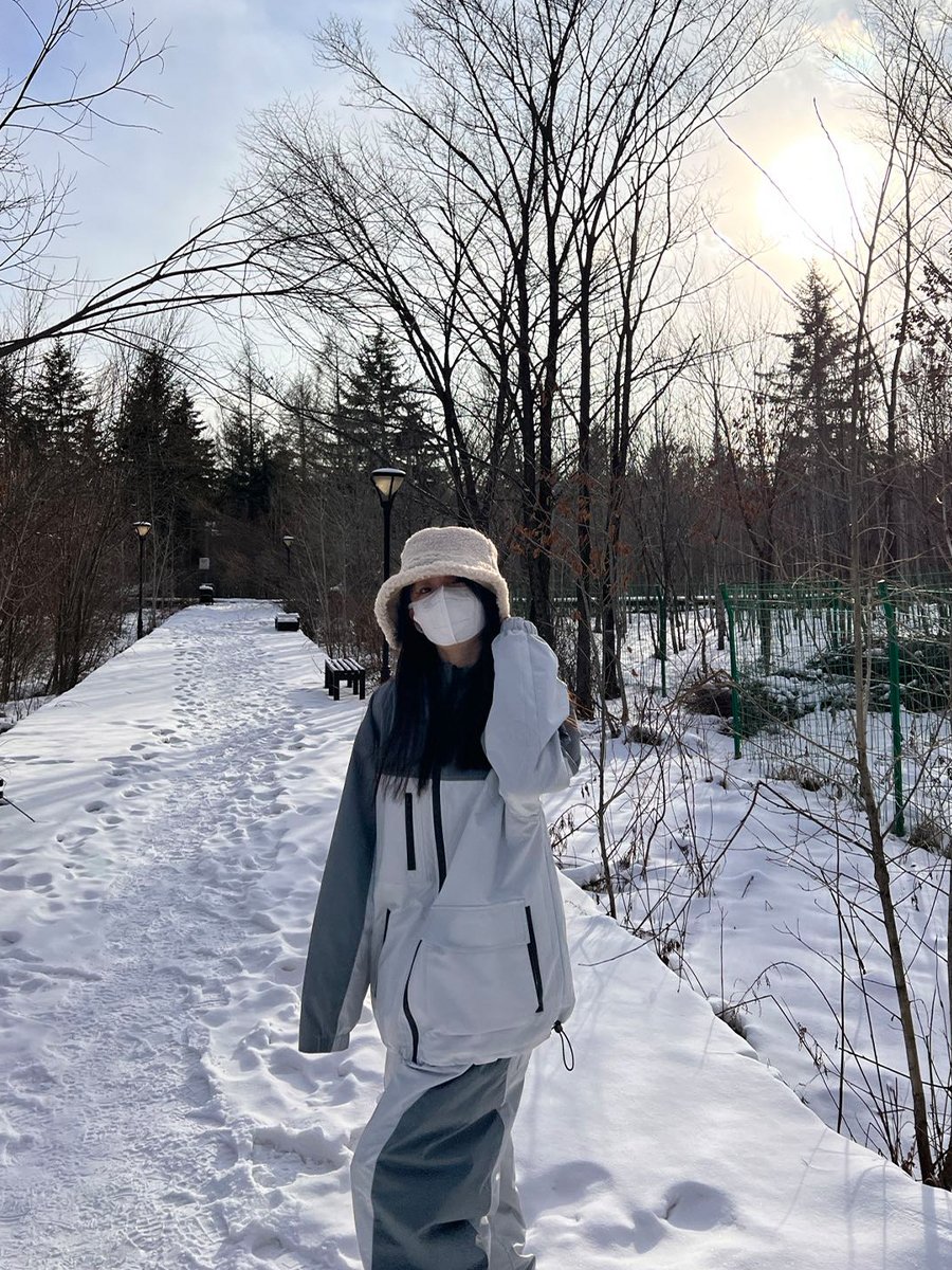 Snowgen's new skating suit for men and women. Nice suit