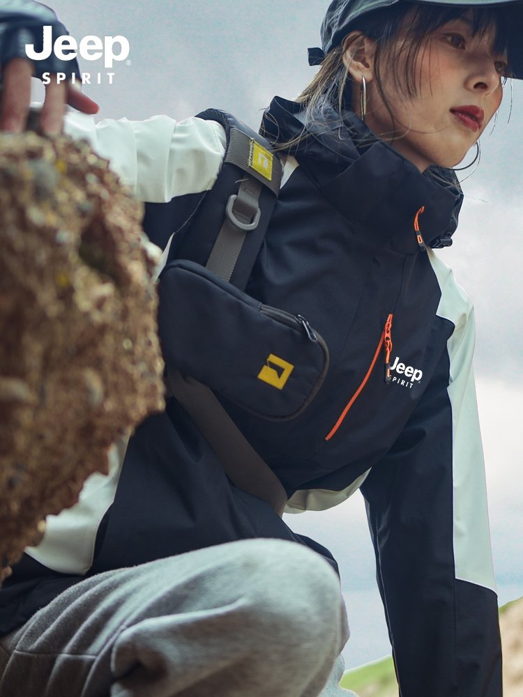 Three times a woman in an outdoor assault suit can detach the velvet male coats for winter