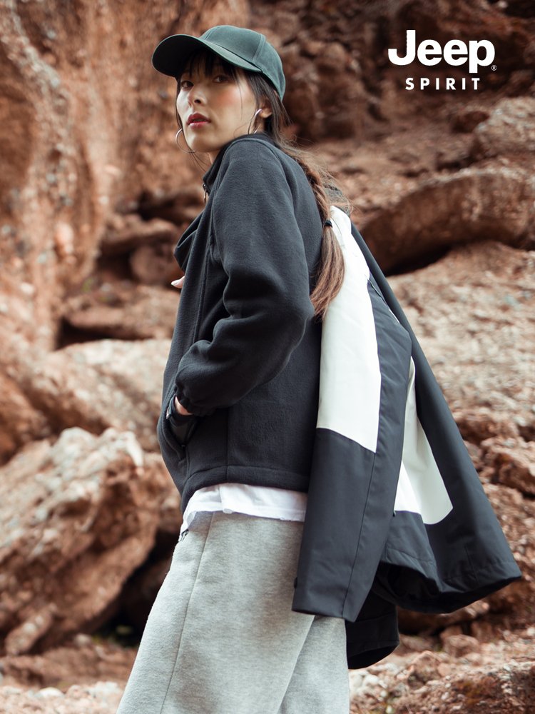 Three times a woman in an outdoor assault suit can detach the velvet male coats for winter