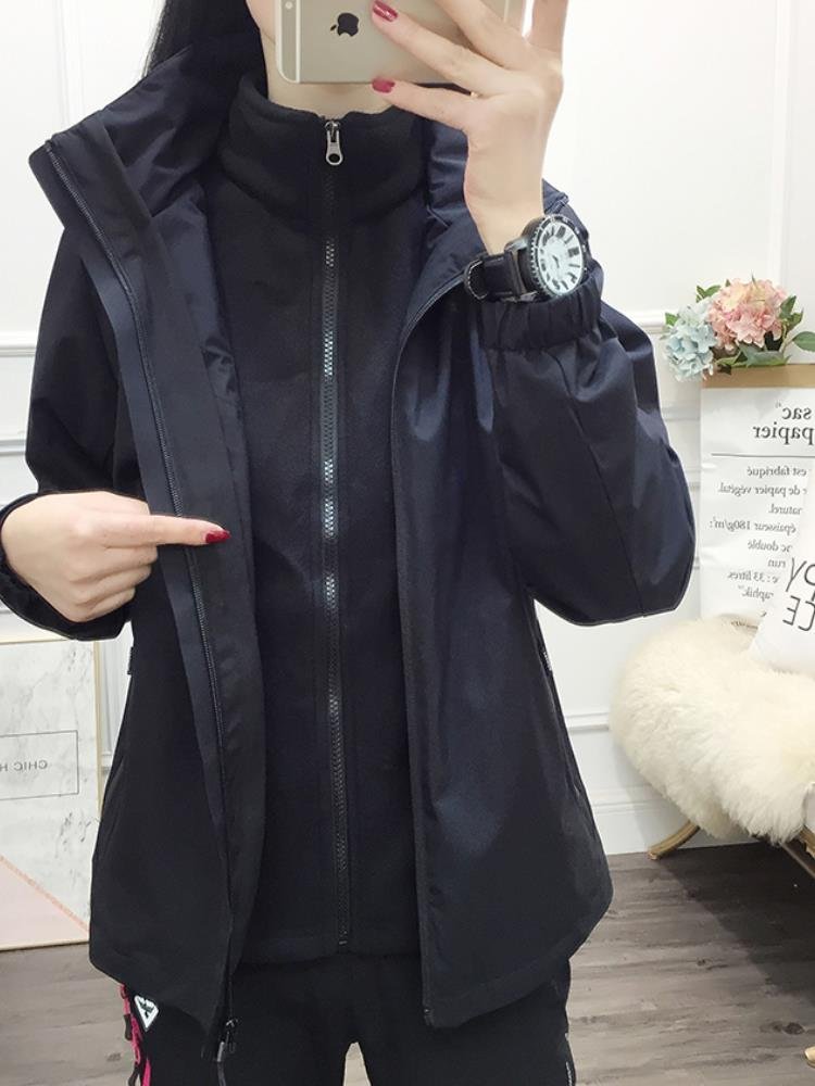 The man and the woman in the Philosophy couple's assault suit are one or two sets of waterproof and gas-proof hiking groups outside the autumn and winter