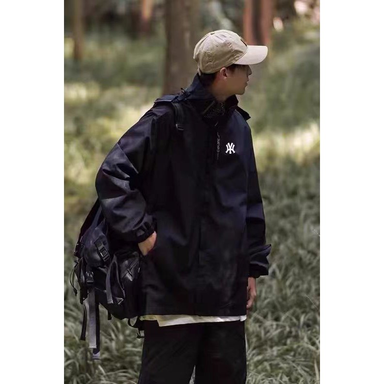 N.Y. 2024 NEW, ONE-STORY, WIND-PROOF, THREE-TO-ONE-A-MAN COAT OUTSIDE THE AUTUMN WINTER