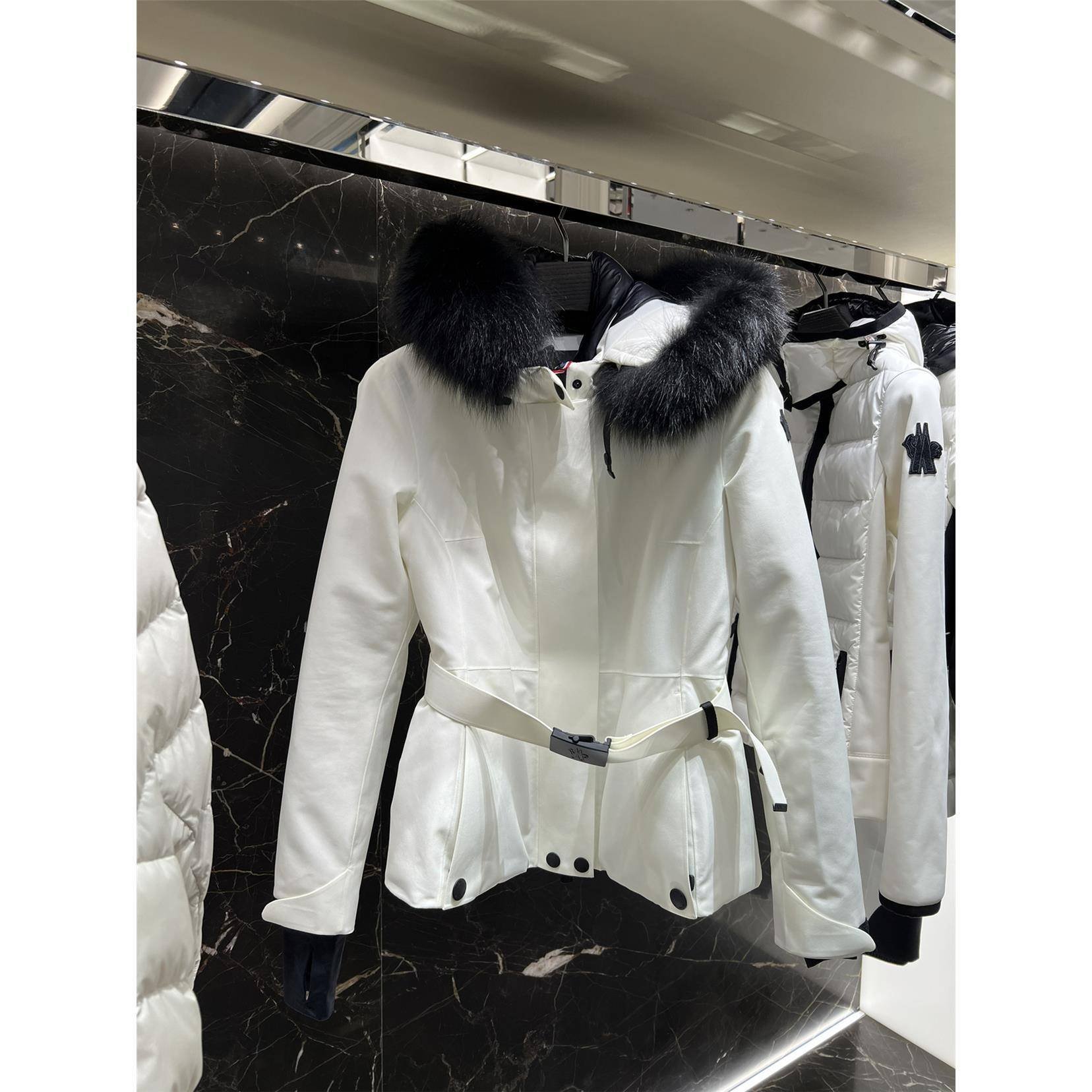Moncler/skin-skin-skin-skin jacket in a long hat-and-fowl coat