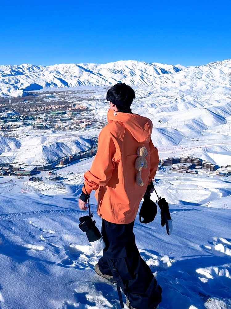 Ren Reng Renggawa, new 2024 for a live ski suit for an orange-coloured man and a woman