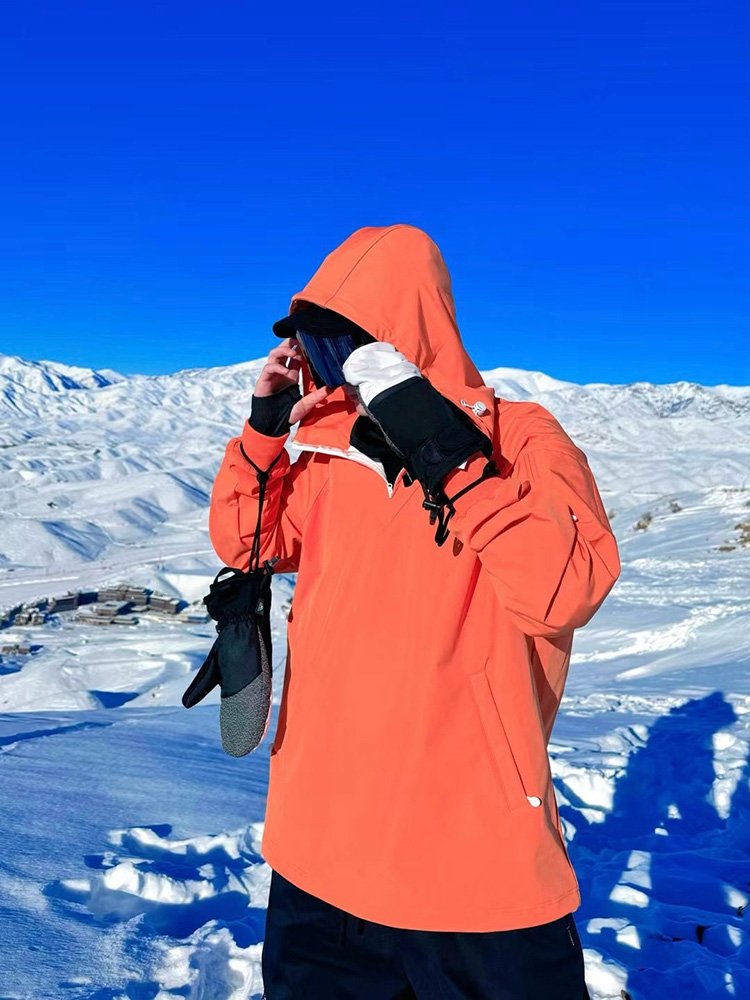 Ren Reng Renggawa, new 2024 for a live ski suit for an orange-coloured man and a woman