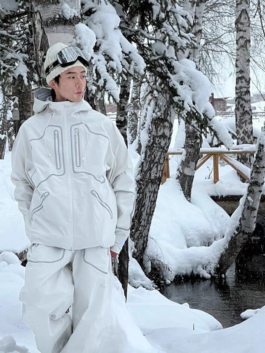 SmoothLine officially authorized a white fluorescent ski suit with a double-board waterproof air out of support for seven days