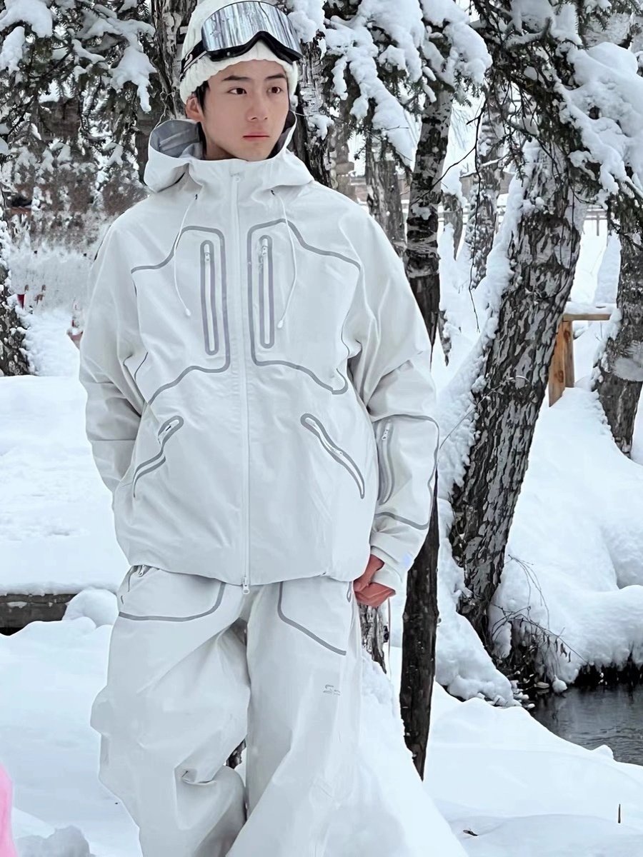 SmoothLine officially authorized a white fluorescent ski suit with a double-board waterproof air out of support for seven days