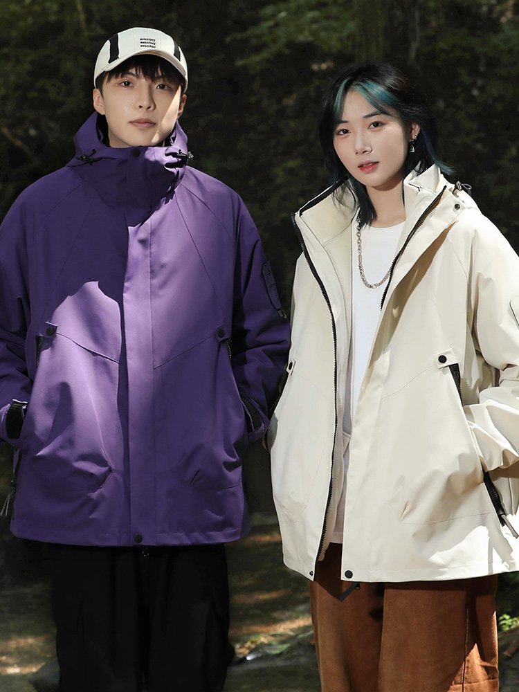 An outdoor assault suit with three or two sets of graphite ecstasy to keep warm for the traveler