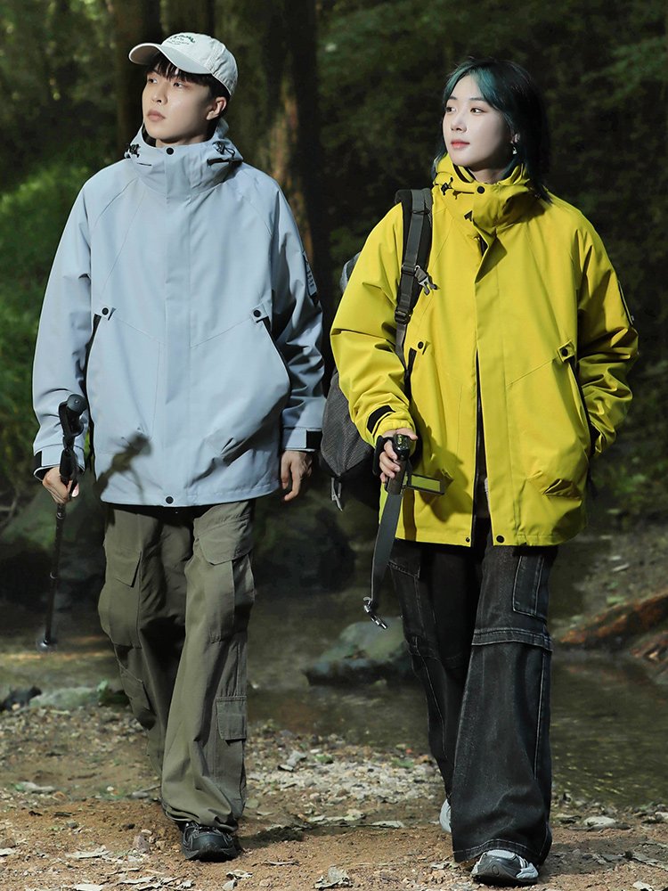 An outdoor assault suit with three or two sets of graphite ecstasy to keep warm for the traveler