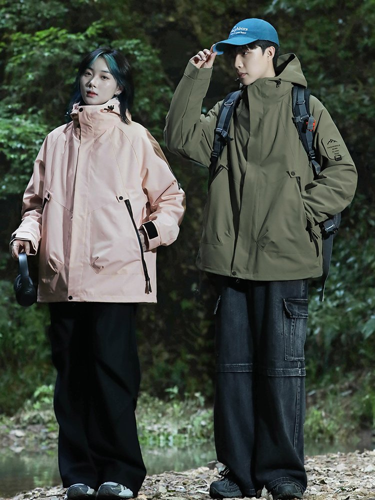 An outdoor assault suit with three or two sets of graphite ecstasy to keep warm for the traveler
