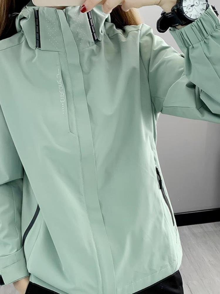 The three-in-a-half of a woman's T-shirts can be removed from the winter and winter's warm, wind-proof skis