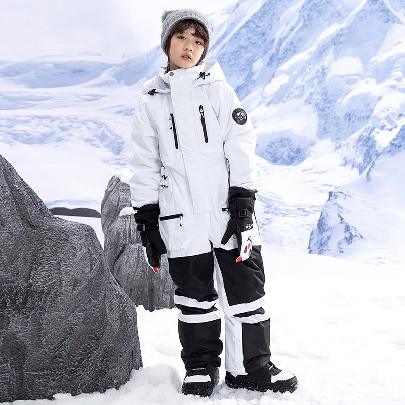 The new ski suit for boys and girls is a warmer and air-gas-coated snowsuit for girls and boys。