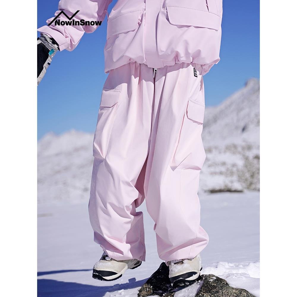 nis is a new 2023 white-skinned, white-skinned, and loose-skinned snowpants