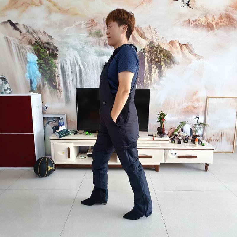 Single-skinned ski pants keep the wind warm and thicker for both men and women