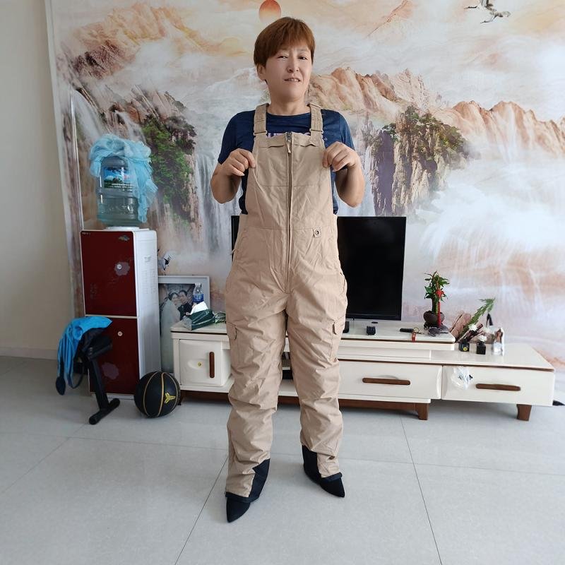 Single-skinned ski pants keep the wind warm and thicker for both men and women