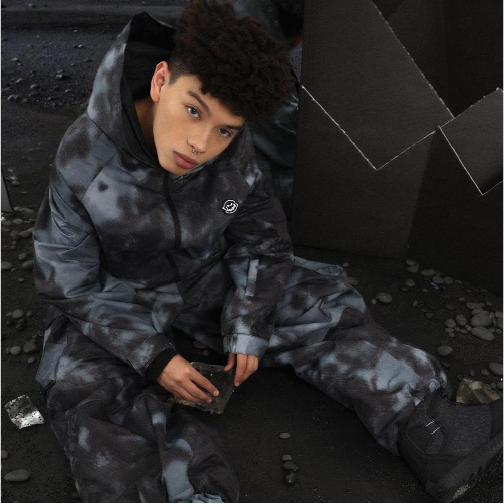 LMDSNOW WAS ORIGINALLY A DARK SKI SUIT WITH WATERPROOF PANTS AND VELVET AND VELVET