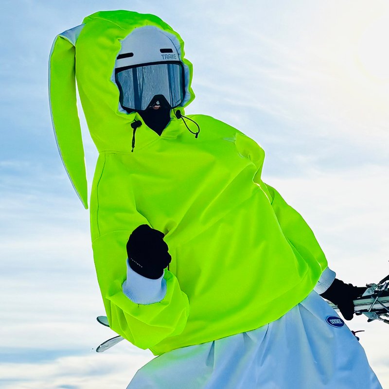♪ A man and a woman who's skiing ♪