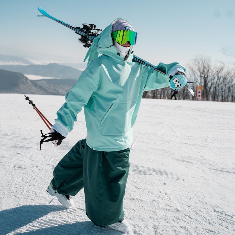 ♪ A man and a woman who's skiing ♪