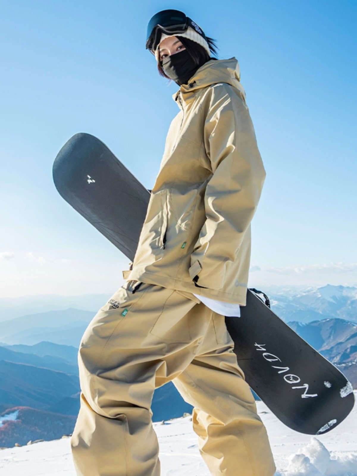 johnsnow snowboarding, double-boarding, outdoor easing for young men and women