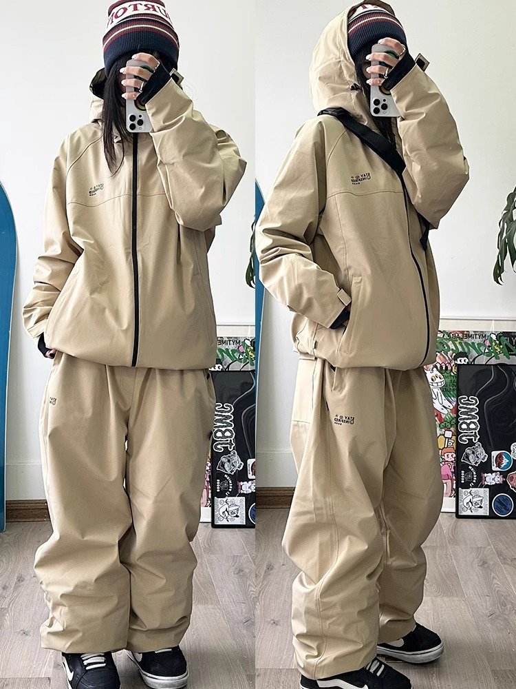 John Snow's two single-skinned ski suit suit, a tidly swollen, waterproof, skating pants in Korea