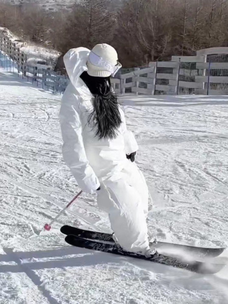 A 2W WATER-PROOF, FULL-VOLATILIZED, FREE-OF-GAS-IN-AIR SKI SUIT