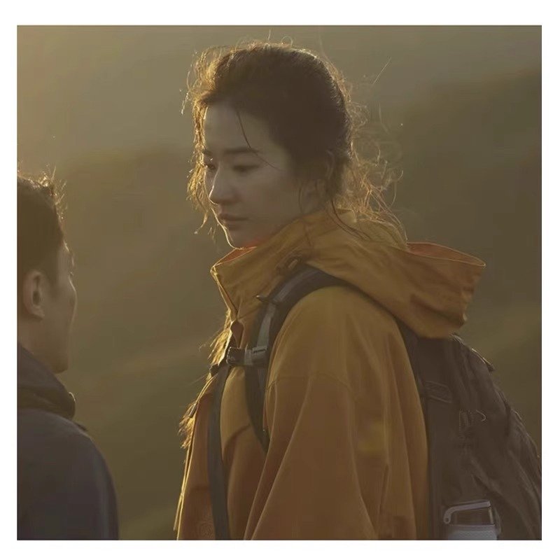 The story of Rose, Liu Yingfi, is the same clothes as the waterproof-scrap-scrap coat, and the woman in her jacket is three times the same jacket