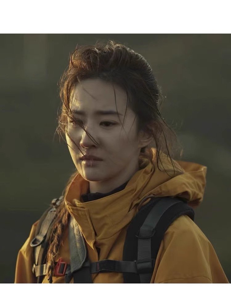 The story of Rose, Liu Yingfi, is the same clothes as the waterproof-scrap-scrap coat, and the woman in her jacket is three times the same jacket