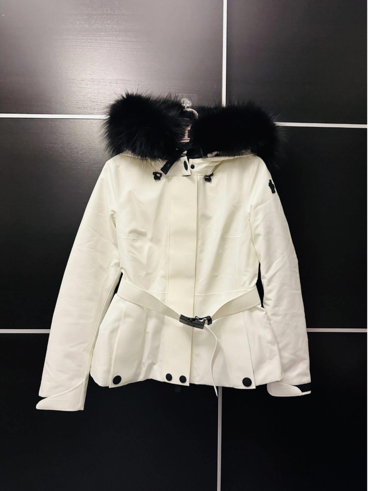 French for 2024 for a long hat and fur coat in a ski belt