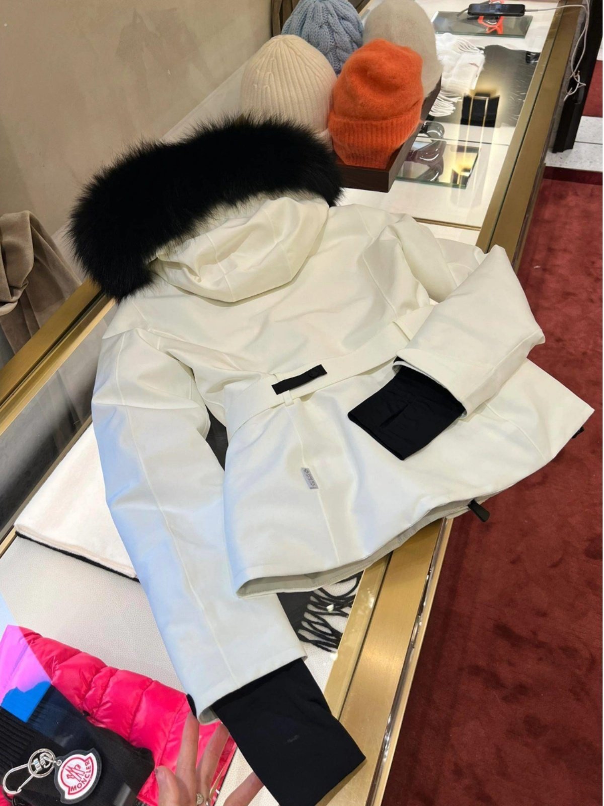 French for 2024 for a long hat and fur coat in a ski belt