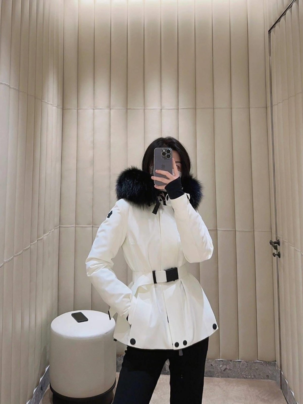 French for 2024 for a long hat and fur coat in a ski belt