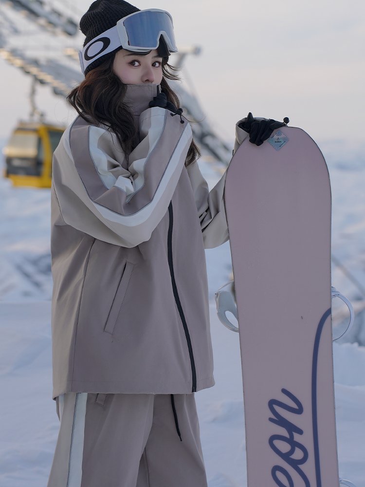 Snowgen's new ski suit with a couple's wind-proof and water-scrambling suit for grinding and heating skiing equipment