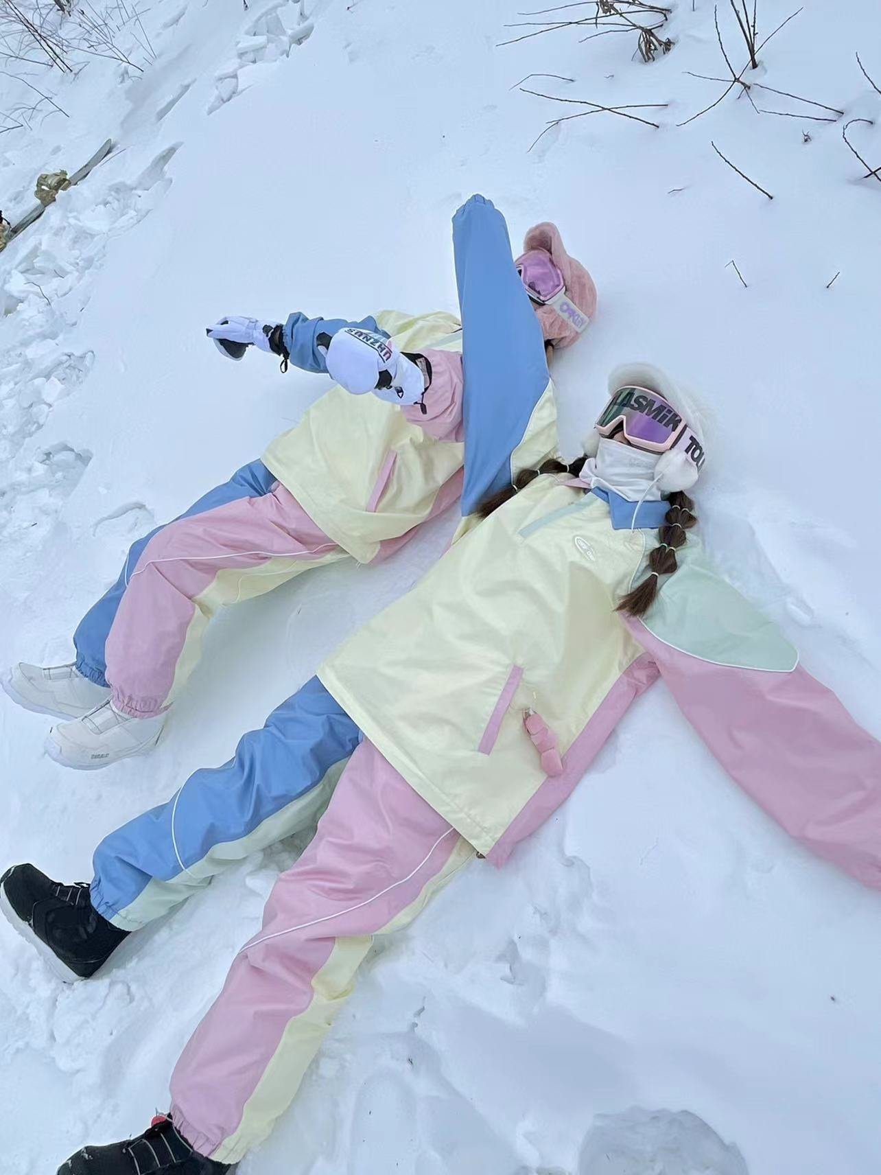 WHITE HILL SKI SUIT LEASE CHOPCHOP ORIGINAL DESIGN OF A NEW WINDPROOF AND WATERPROOF SUIT FOR MEN AND WOMEN