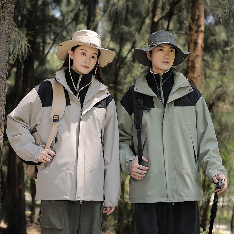 An out-of-door couple in an assault suit can take off their hats and take off their windproof jackets
