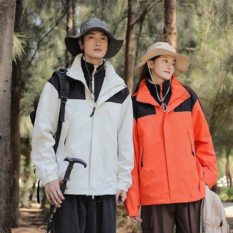 An out-of-door couple in an assault suit can take off their hats and take off their windproof jackets