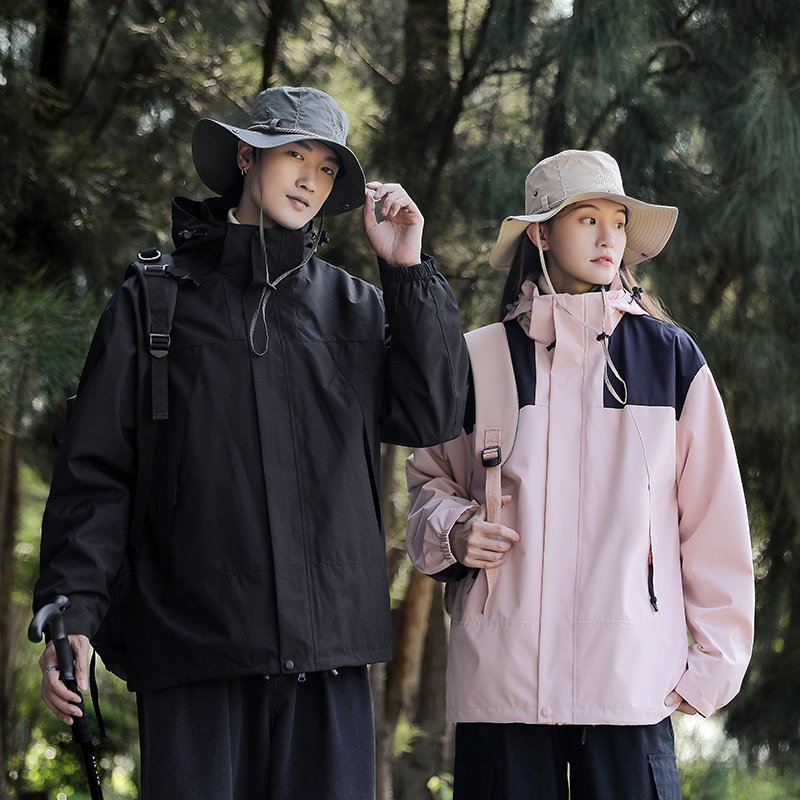 An out-of-door couple in an assault suit can take off their hats and take off their windproof jackets