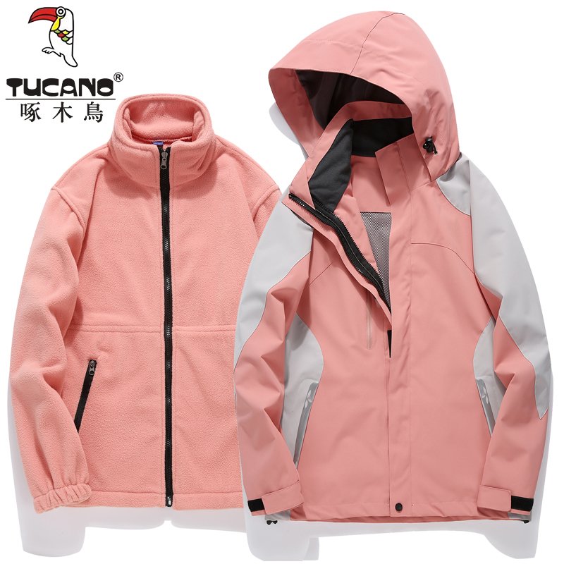 A woodpecker's Scrambling suit, a man and a woman, can take their coat off the outside of the autumn and winter