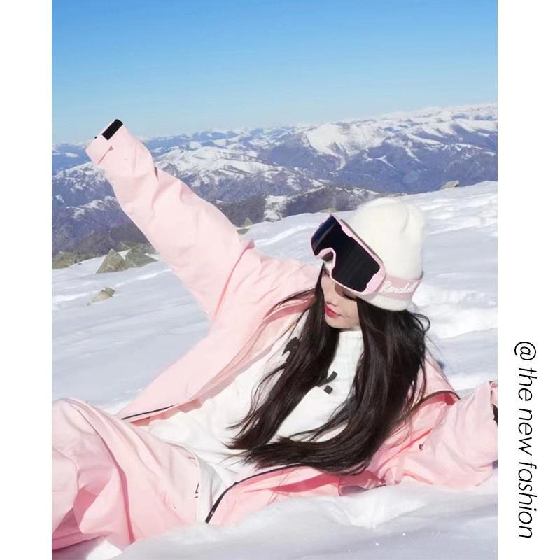 In winter, men's and women's ski suits were two sets of men's outdoor weather-proofing and velvet-and-heavy-hot mountain-up suits