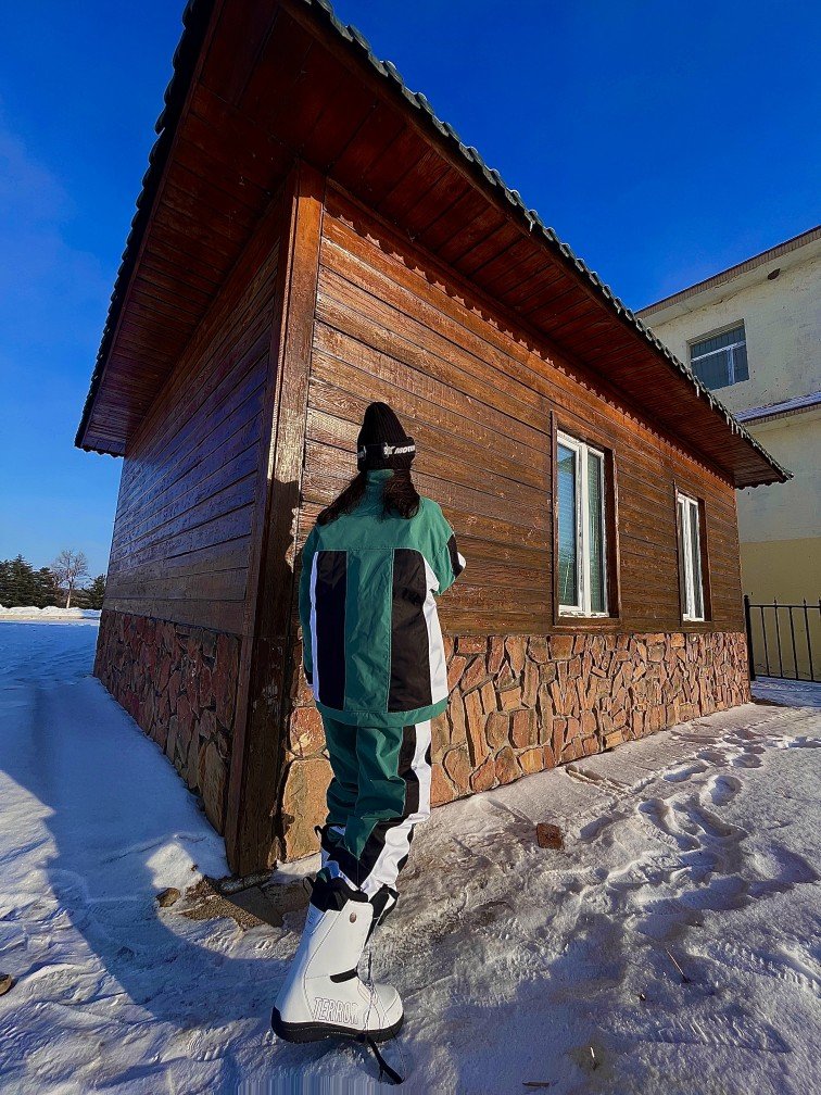 A NEW SKI SUIT FOR A WOMAN WITH A SINGLE-BOARD DOUBLE-BOARD WINTER-TIDE SUIT FOR M