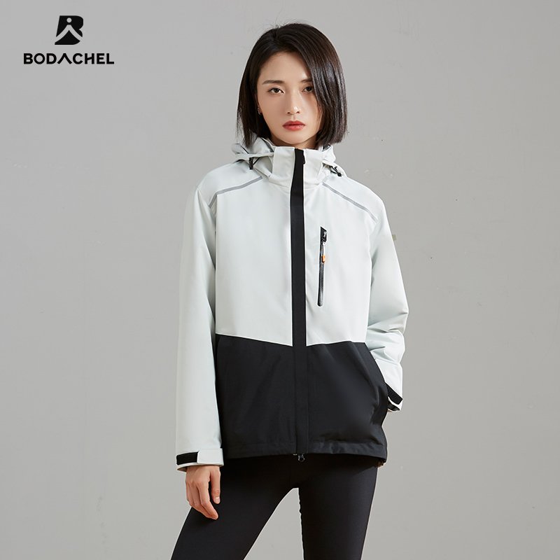 Dica, a man in a man's T-shirt can take off her coat and wear a windshield