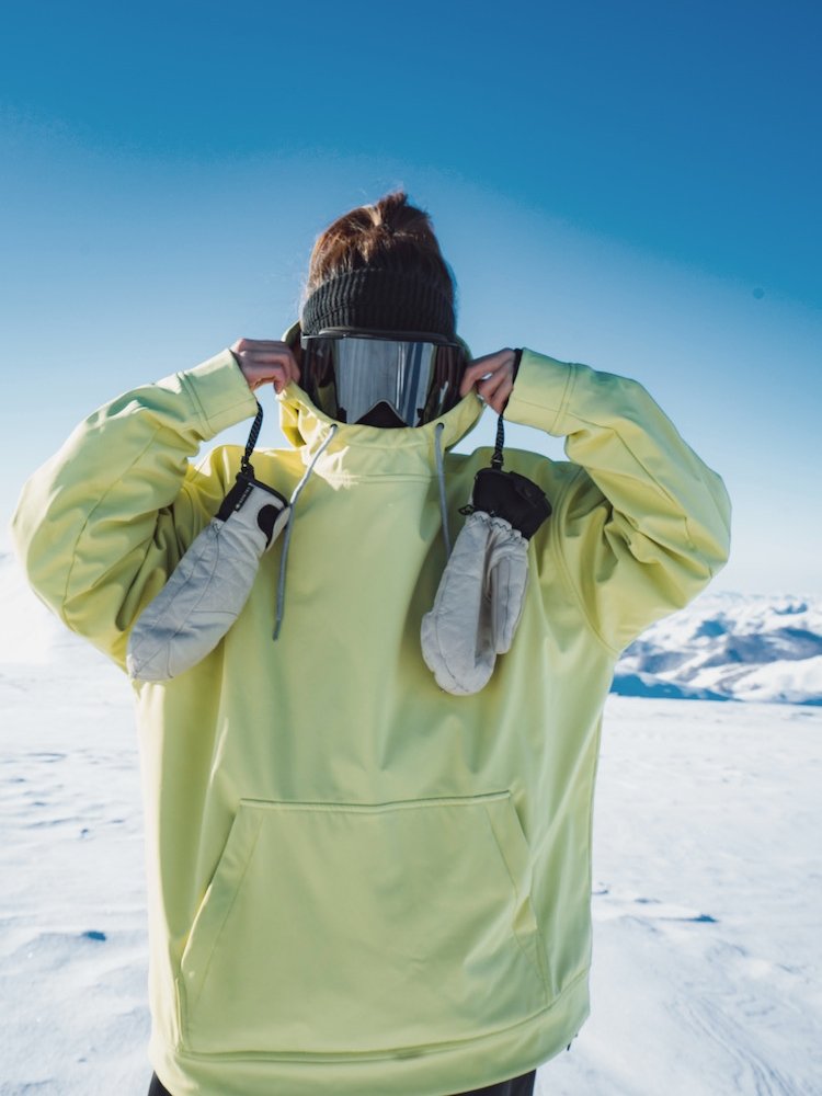One-skinned snowsuit girl with a warm cold and warm-skinned new shirt