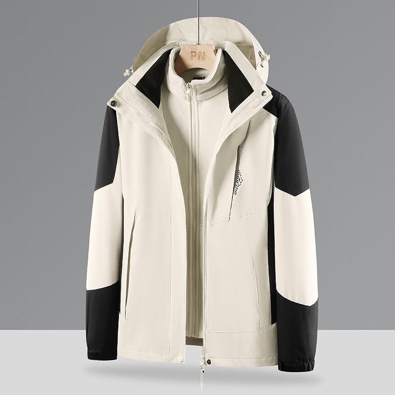 A couple's T-shirt, a man and a woman can take off an outdoor ski suit