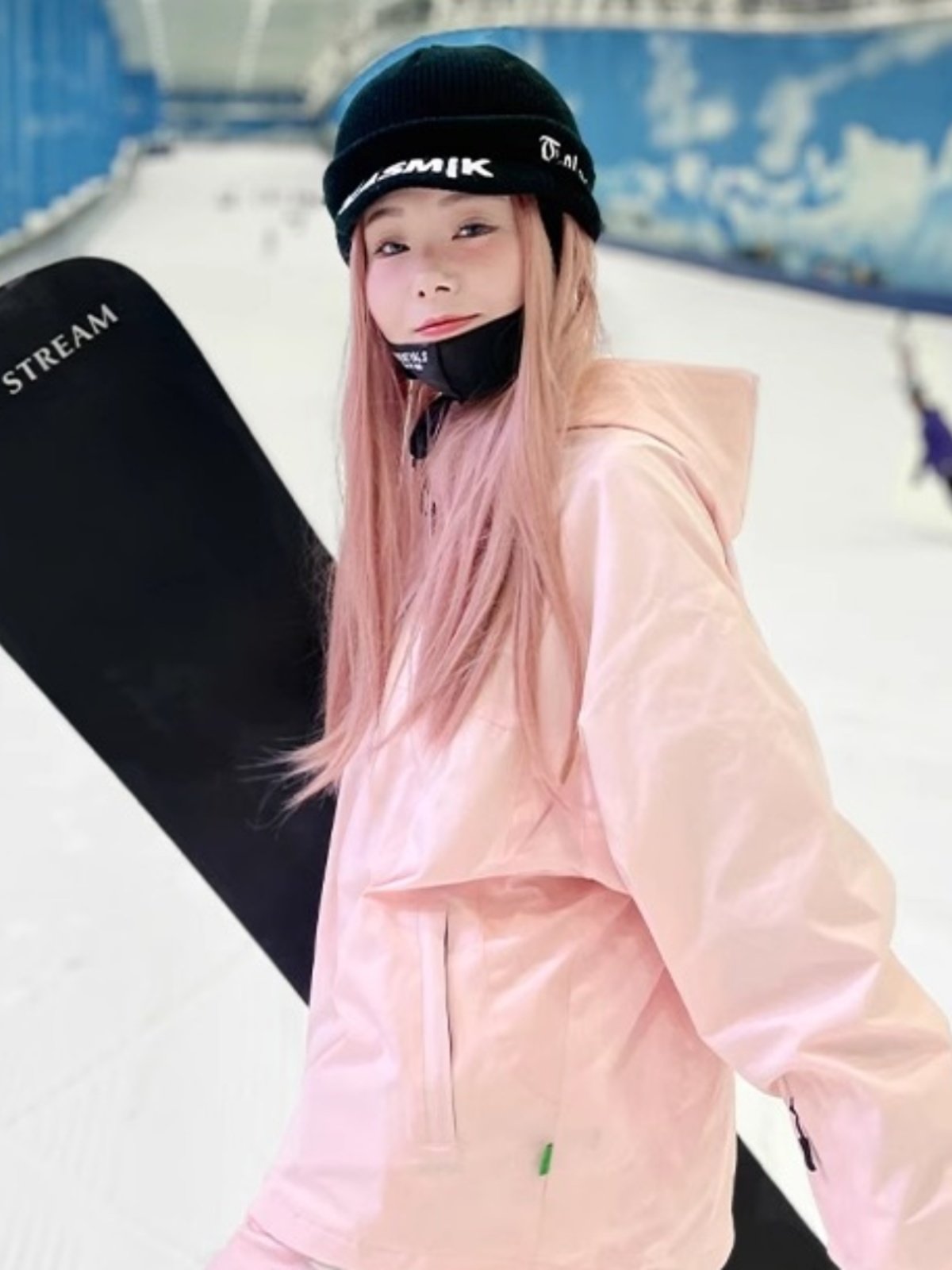 An outdoor skiing couple, Dopamine outside the autumn and winter, wearing a ski jacket to get to the top