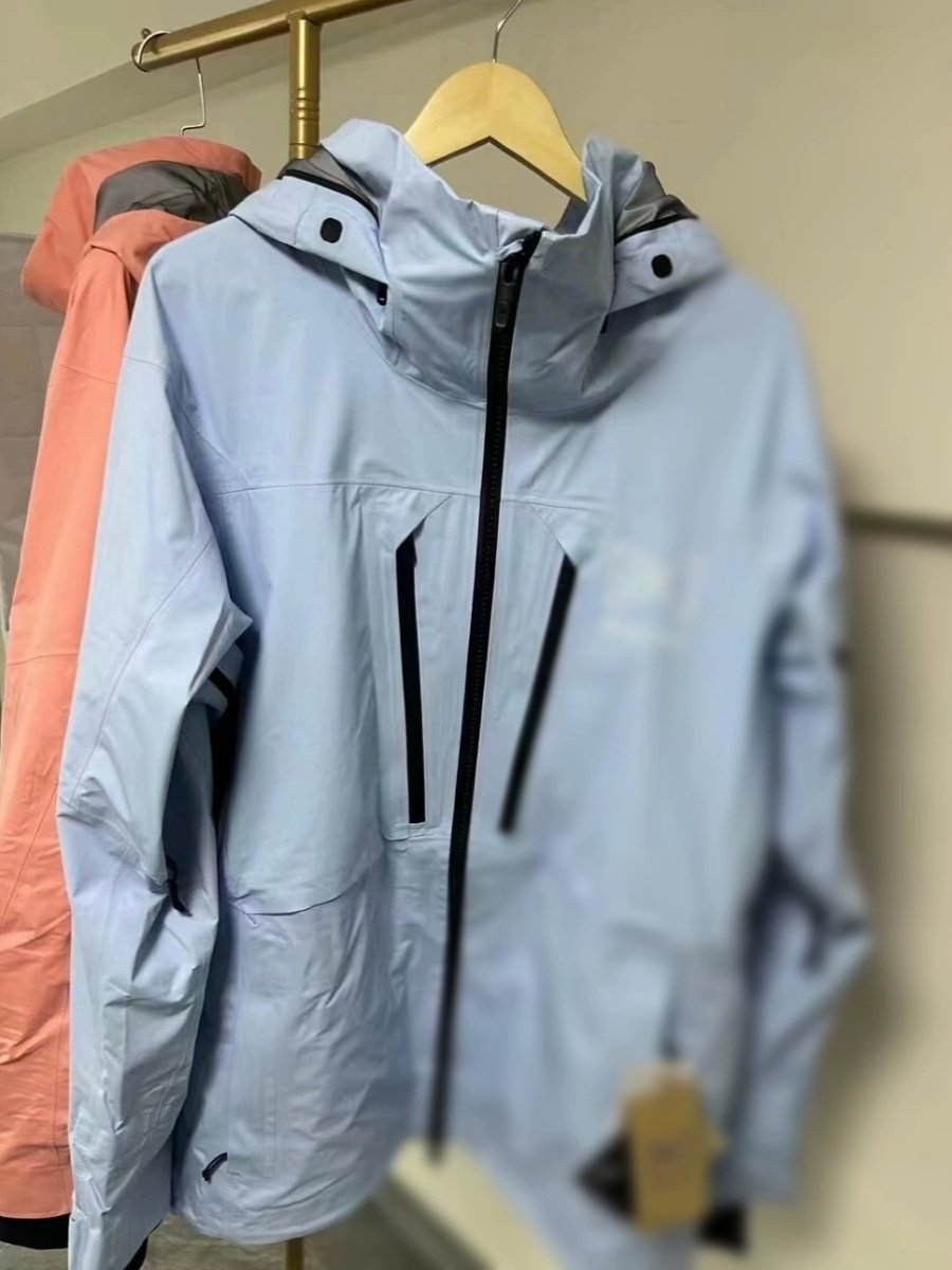 TWENTY-FOUR BRAND-NEW A LIGHT BLUE K CORAL 3L SKIS WITH THE SAME MEN AND WOMEN AS WIND AND WATER