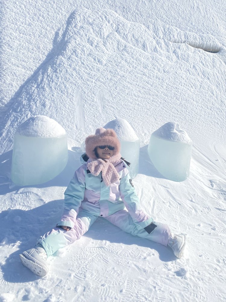 Ski suit for children with boys and girls with heating and waterproof and windproof ski jackets