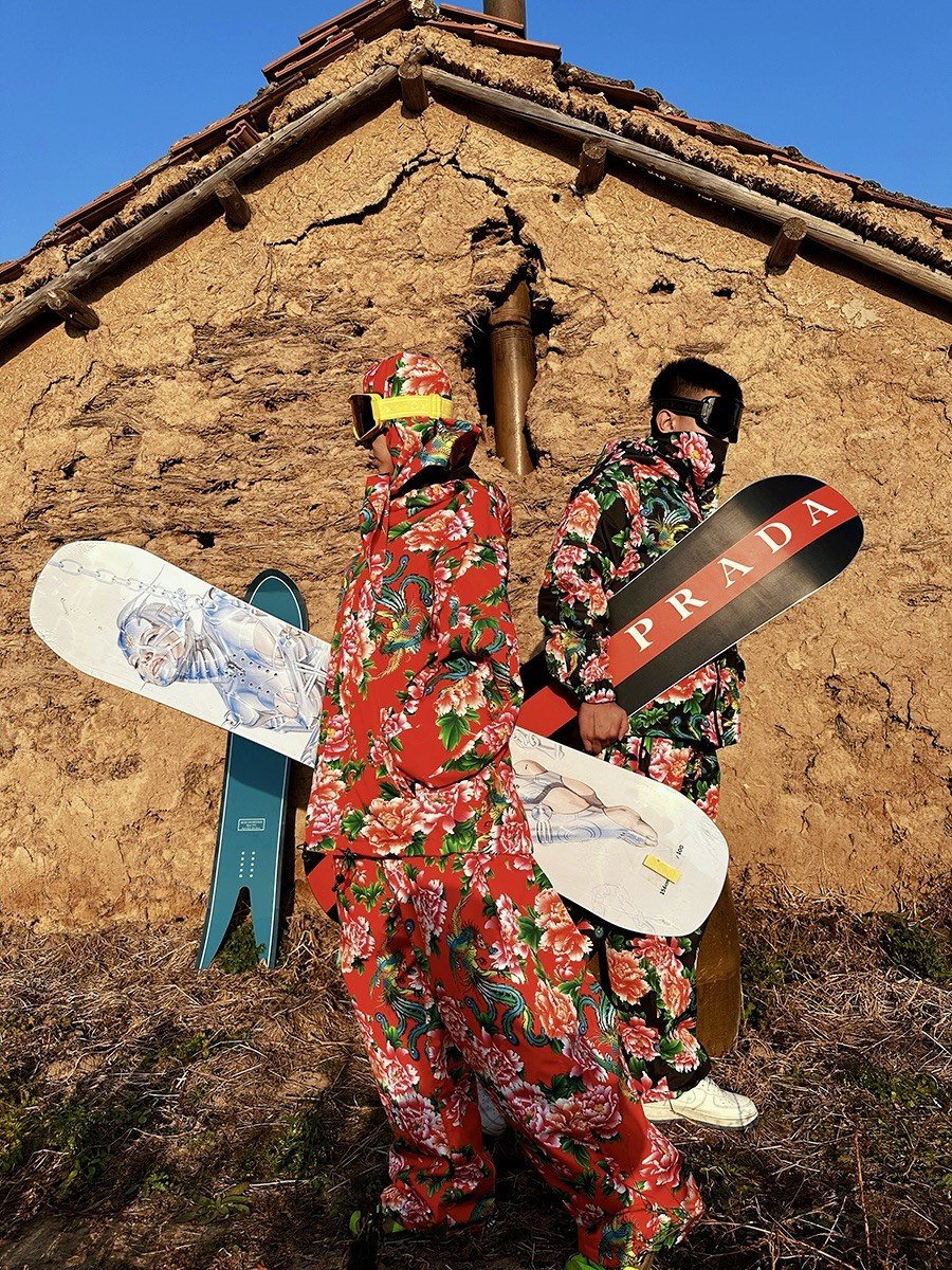 KM BIG NORTHEAST SKISUIT, A SINGLE-BOARD DOUBLE-BOARD ACTOR, AND A WATERPROOF SKI SUIT SUIT